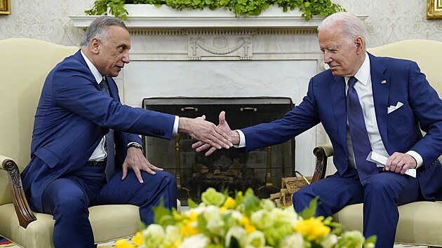 Prezident Joe Biden, vpravo, si potásá rukou s iráckým premiérem Mustafou...