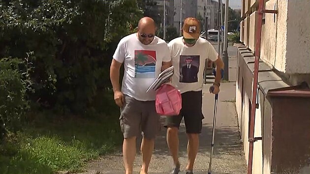 Roman Janou�ek nastupuje do v�zení.