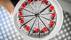 Makový dort s krémem z mascarpone a malinovou marmeládou, zato bez zrnka mouky. | na serveru Lidovky.cz | aktuální zprávy