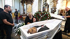 Pohřeb českého ‚Floyda‘. S Romem se rozloučily tři desítky lidí, tělo bylo nabalzamované