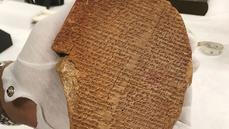 Zabavená tabulka s úryvkem Eposu o Gilgamešovi.