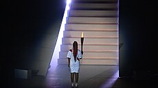 Letní olympijské hry Tokio 2020. Tenistka Naomi Ósakaová s olympijskou pochodní.