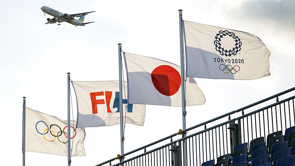 Vlajky olympijských her a Japonska.