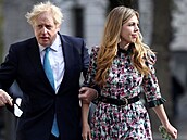 Britský premiér Boris Johnson se svou partnerkou Carrie Symondsovou bhem...