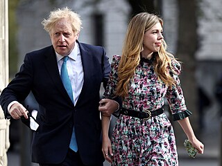 Britsk premir Boris Johnson se svou partnerkou Carrie Symondsovou bhem...