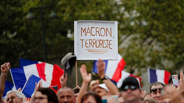 Nacionalisté a odprci okování pi demonstraci proti Emmanuelu Macronovi.