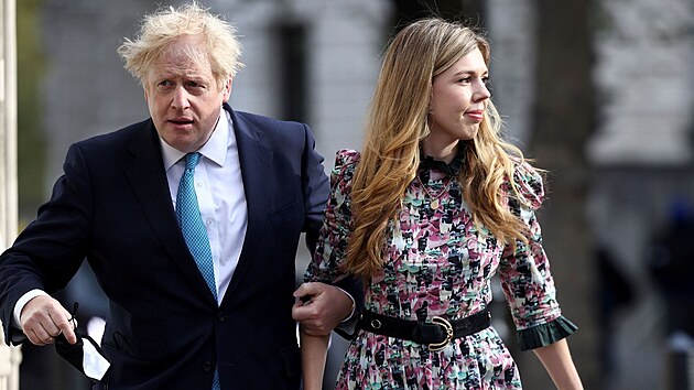 Britsk premir Boris Johnson se svou partnerkou Carrie Symondsovou bhem letonch kvtnovch voleb v Londn.