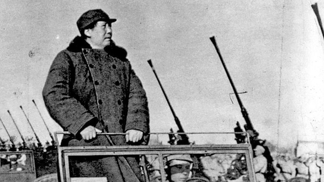 Maršparáda. Mao Ce-tung během vojenské přehlídky v roce 1949, ve kterém...