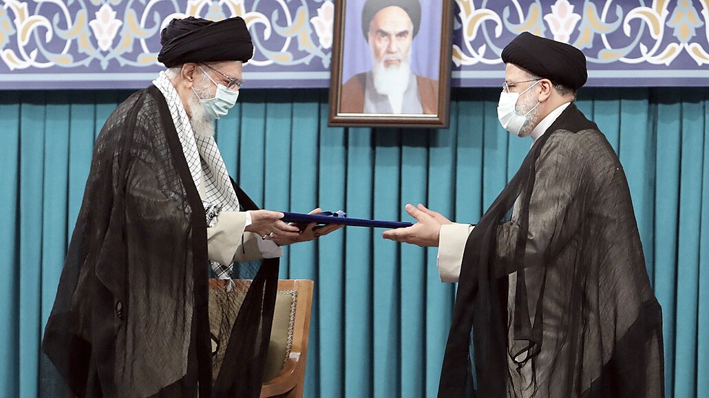 Nejvyšší duchovní vůdce Íránu ajatolláh Chameneí (vlevo) předává pověření...