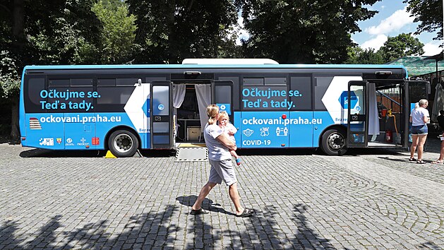 Okovací autobus v praské zoo.