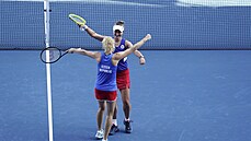 Krejíková se Siniakovou slaví zlato na olympiád.