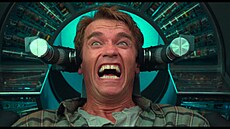 Arnold Schwarzenegger ve filmu Total Recall (1990).