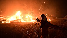 S požáry, které vypukly zhruba 20 kilometrů severně od Atén, bojovali hasiči... | na serveru Lidovky.cz | aktuální zprávy
