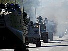 Tanky a dalí tká armádní vozidla projídjí ped prezidentským palácem,...