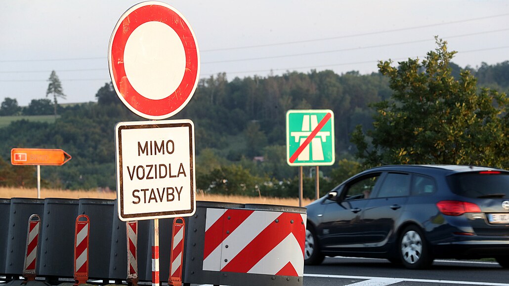 Na dálnici D1 probhla dopravní uzavírka z dvodu demolice mostu u obce Kalit.