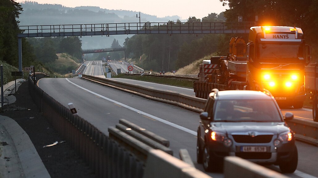 Na dálnici D1 probhla dopravní uzavírka z dvodu demolice mostu u obce Kalit.