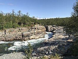 Cesta do Norska, divok voda v nrodnm parku Abisko nedaleko vdsko-norskch...