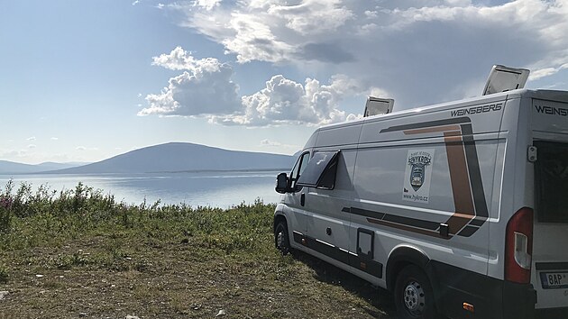 Dál u cesta nevede, osada Ritsem, Laponsko.