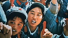 Zfanatizovaná mládež vyzbrojená Rudou knížkou, sbírkou citátů předsedy Mao...