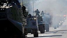 Tanky a další těžká armádní vozidla projíždějí před prezidentským palácem,... | na serveru Lidovky.cz | aktuální zprávy