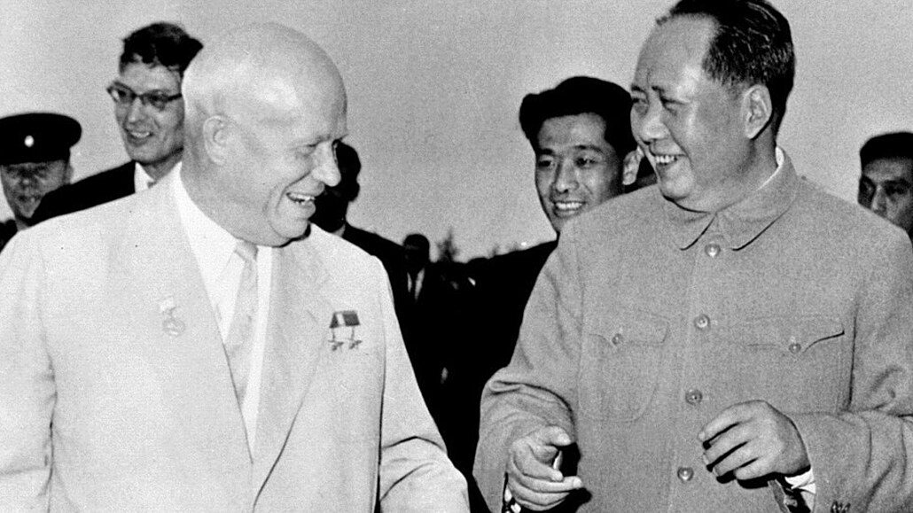 Mao Ce-tung se sovtským vdcem Nikitou Chruovem seznal, e to je Moskva, kdo...
