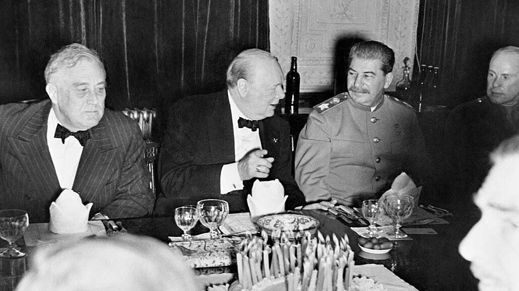 Na první konferenci Velké trojky v Teheránu vystupoval Stalin jako rovnocenný...