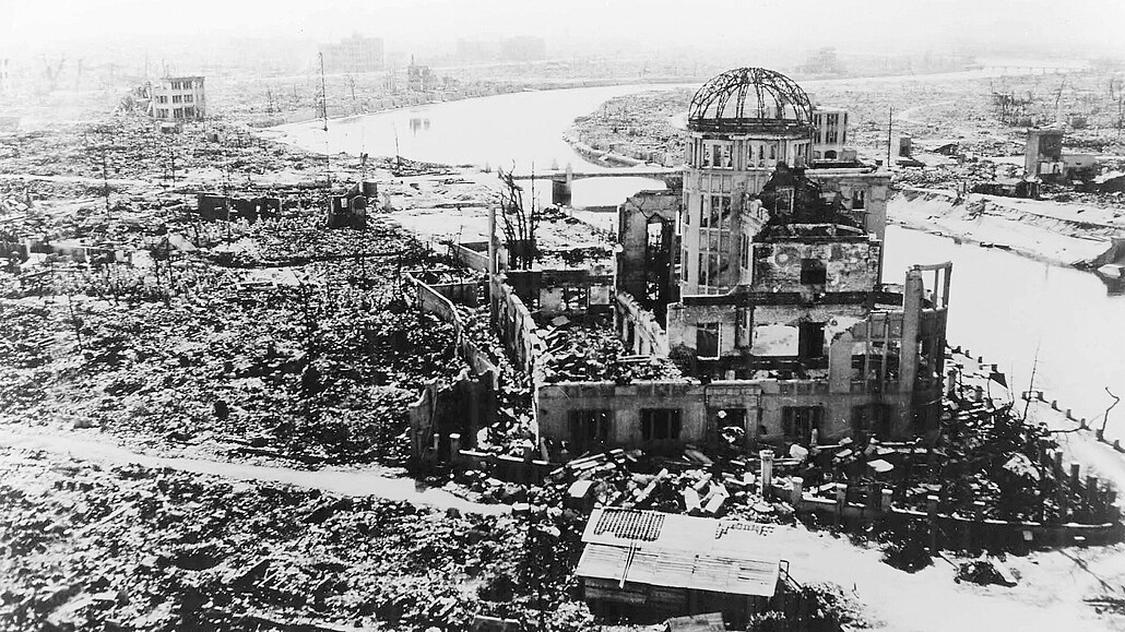 Svržení bomb na Hirošimu (na snímku) a Nagasaki v srpnu 1945 tak bylo vojenským...
