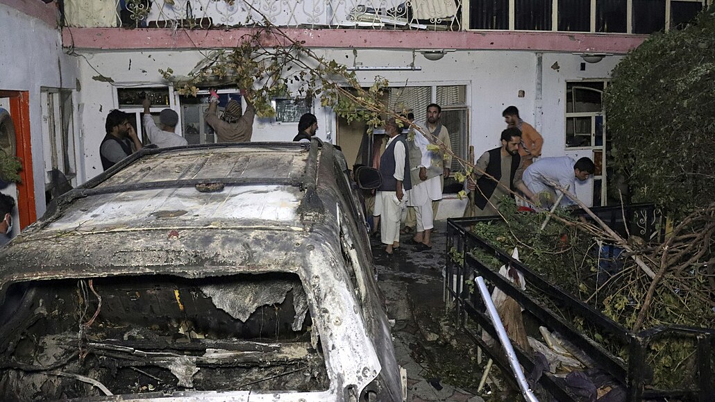 Afghánci ped domem, který poniila raketa z amerického dronu.