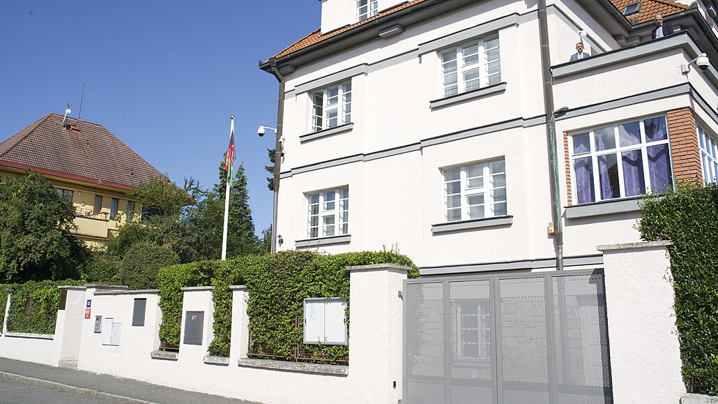 erno-erveno-zelená vlajka u afghánského velvyslanectví