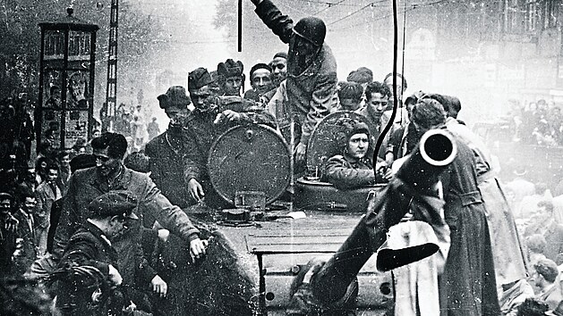Demontáž kultu vyústila v revoltu. Nařízená destalinizace vyvolala napětí nejen mezi Moskvou a satelity