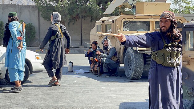 Tálibové hlídkují u kábulského letit.