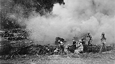 Američtí vojáci ostřelují čínské komunisty v korejské válce.