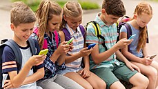Nejmladším školákům by měl zcela stačit obyčejný mobil a předplacená karta, se...