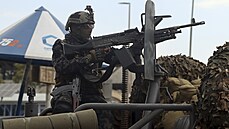 Tálibánský bojovník hlídkuje před letištěm v Kábulu | na serveru Lidovky.cz | aktuální zprávy