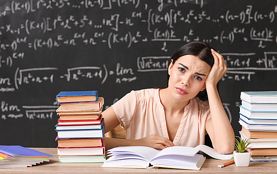 Zaal dalí kolní rok. Dti i uitelé do nj vstoupili unavenjí, ne bývá...