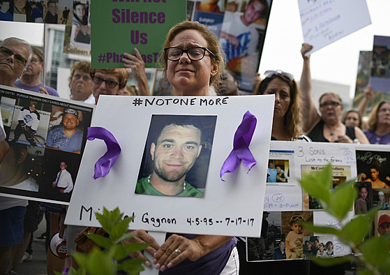 �Ani jeden dal�í,� stojí na plakátu �eny, která protestuje p�ed spole�ností...