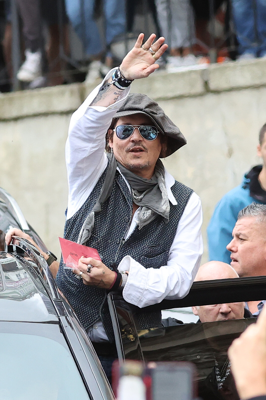 Pobuda i nejlépe oblékaný gentleman. Johnny Depp má osobitý módní styl,  kterým dokáže okouzlit, ale i vyvolat soucitné pohledy | Móda | Lidovky.cz