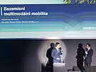 Diskutující Roman Kokal ze Siemens Mobility a moderátor Vladimír Vokál.