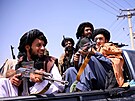 Bojovníci Tálibánu hlídkují v Kábulu