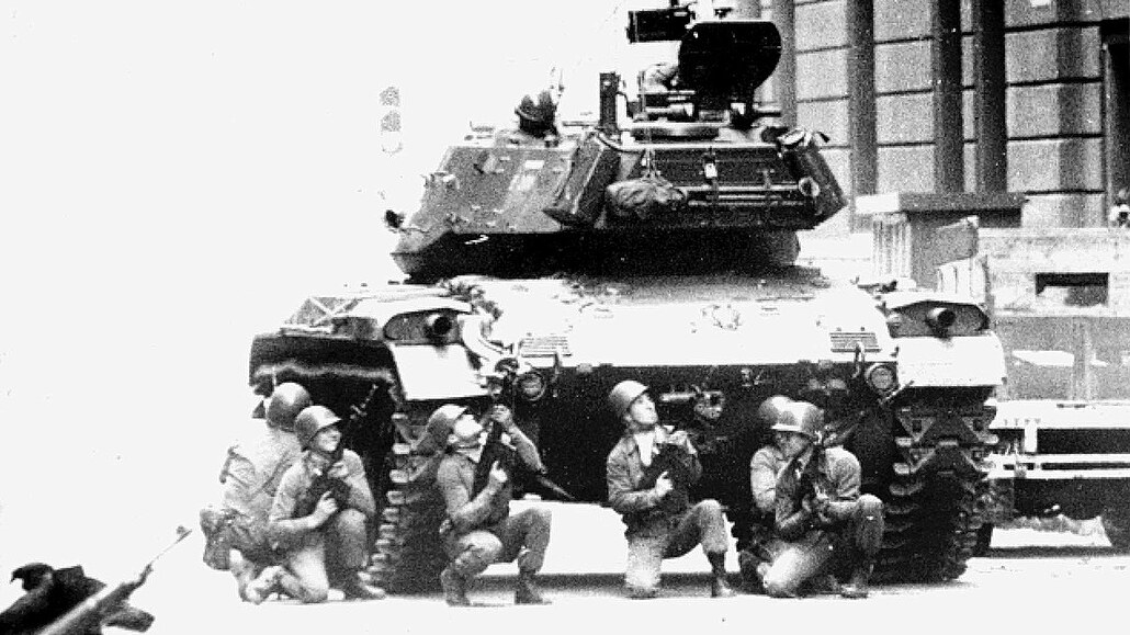 11. záí 1973 vojáci chilské armády pod velením Augusta Pinocheta ostelují...