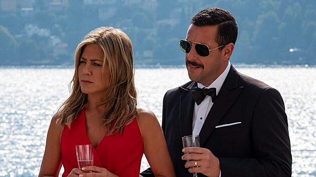 Jennifer Anistonová a Adam Sandler. Snímek Murder Mystery (2019). Reie: Kyle...