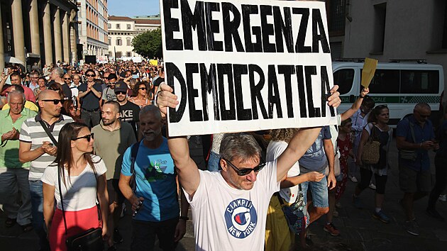 Italové vyli do ulic Milána na protest proti vakcínám a zeleným pasm.