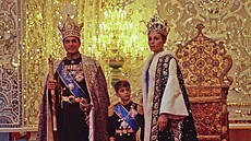 Za vlády Muhammada Rezy Pahlavího (na snímku s chotí Farah a se synem) se Írán...