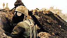 Íránský voják s plynovou maskou za války s Irákem