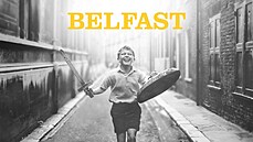 Černobílý film Belfast (2021). Režie: Keneth Brannagh.
