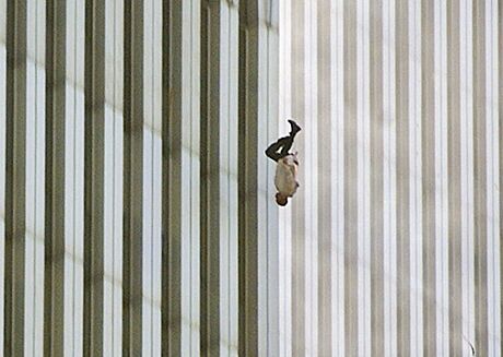 Snmek ve z Svtovho obchodnho stediska (WTC) v New Yorku ukazuje lovka,...