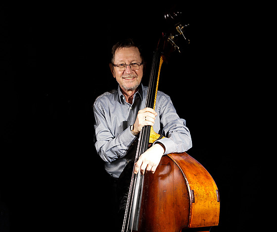 Kontrabasista Jií Mráz (George Mraz).