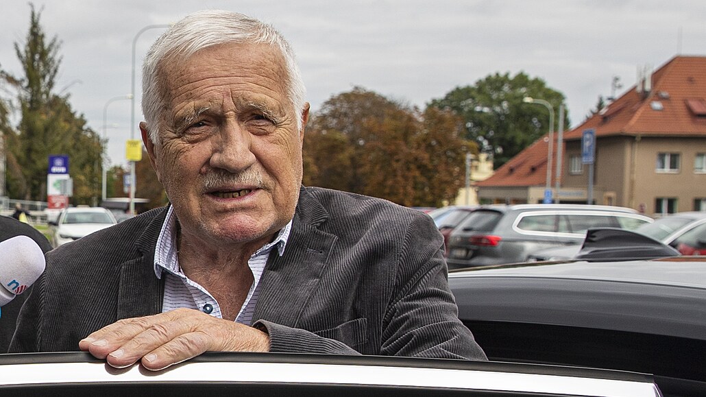 Bývalý prezident Václav Klaus odjídí z nemocnice.