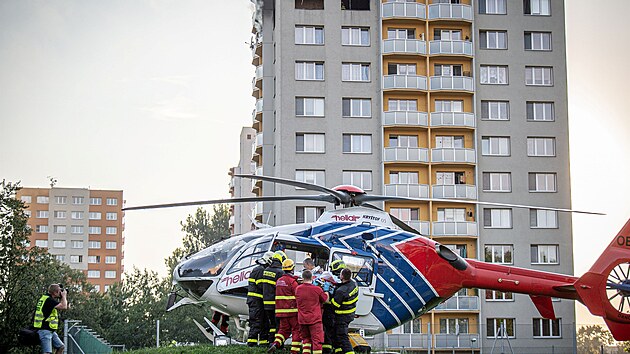 Na míst zasahoval i vrtulník záchranné sluby.