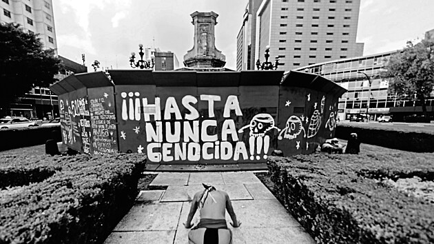 U nikdy genocidu, zní nápis pod bývalou sochou Kolumba.